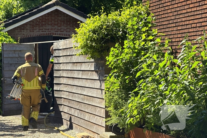 Brandweer blust brand in dak