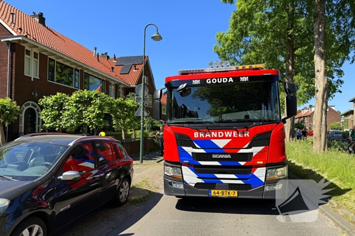 Brandweer blust brand in dak