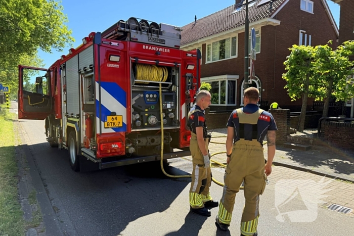 Brandweer blust brand in dak