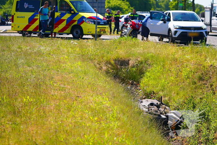 Motorrijder afgesneden door auto en belandt in sloot, veroorzaker rijdt door