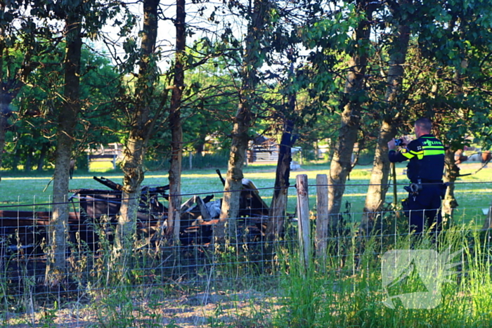 Bomen en pipowagen in brand