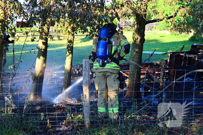 Bomen en pipowagen in brand
