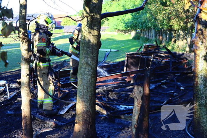 Bomen en pipowagen in brand