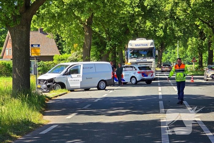 Auto belandt op op zijn kop bij ongeval