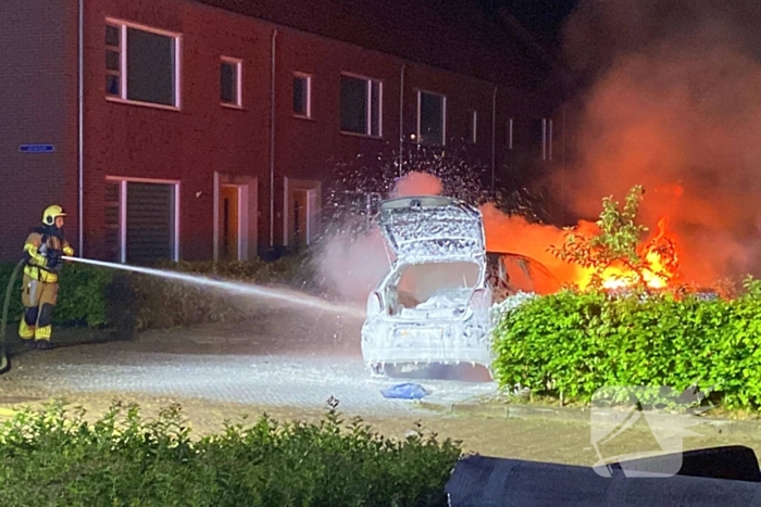 Felle autobrand straalt woning aan