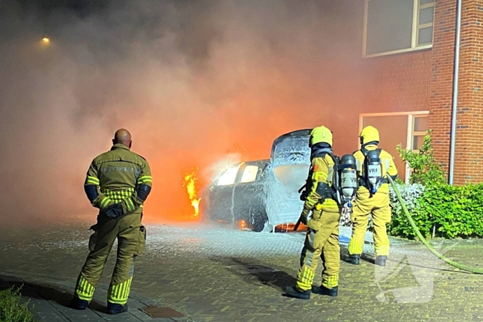 Felle autobrand straalt woning aan