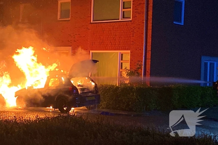 Felle autobrand straalt woning aan
