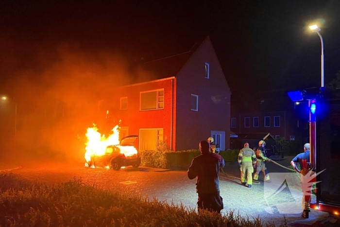 Felle autobrand straalt woning aan