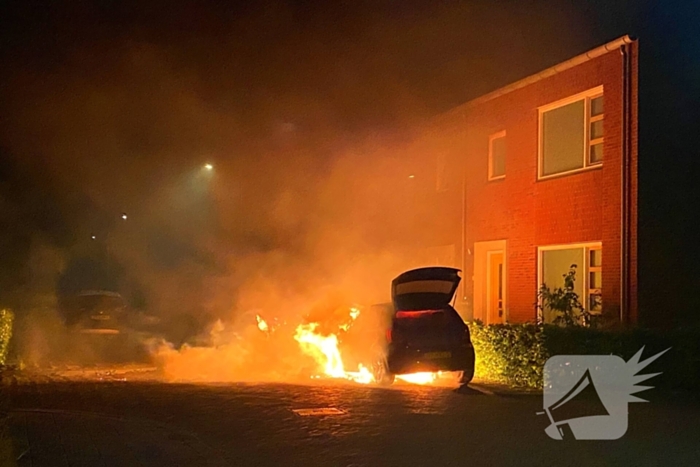 Felle autobrand straalt woning aan