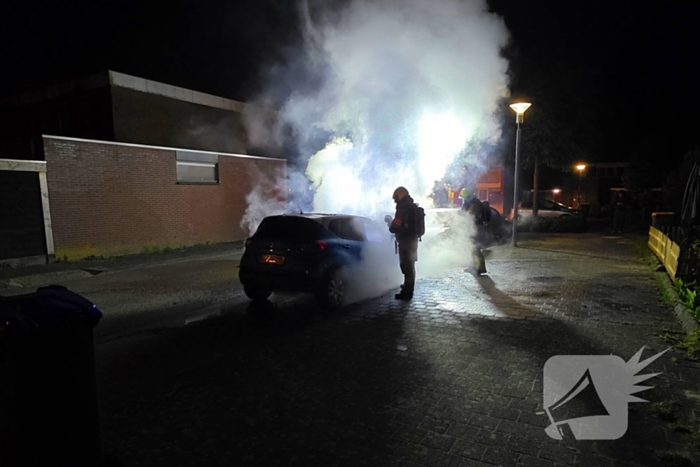 Voorzijde auto verwoest door brand