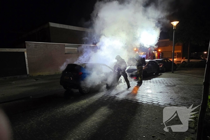 Voorzijde auto verwoest door brand