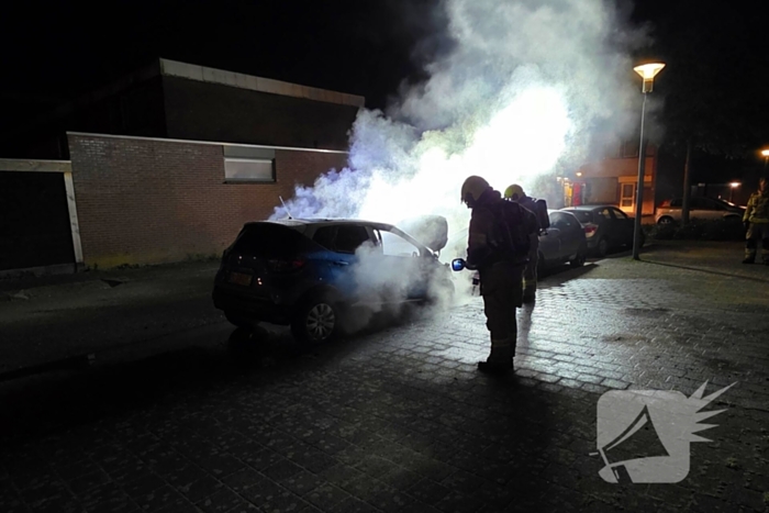 Voorzijde auto verwoest door brand