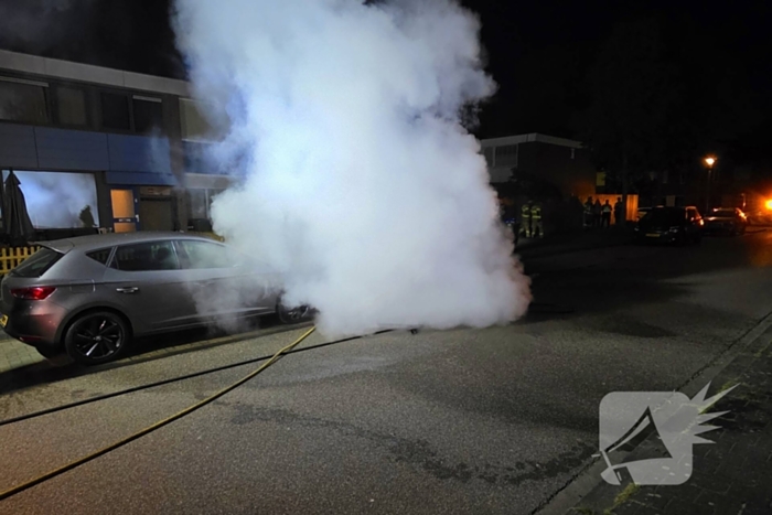 Voorzijde auto verwoest door brand