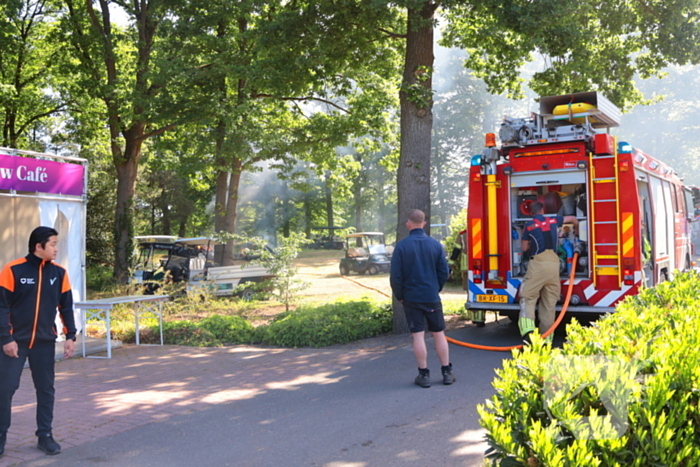 Golfkarren in brand tijdens evenement