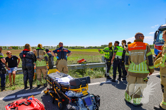 Brandweer redt inzittenden uit voertuig