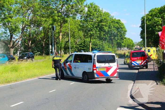 Automobilist van bestelbus klapt op boom, traumateam ingezet