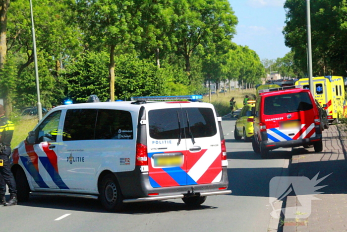 Automobilist van bestelbus klapt op boom, traumateam ingezet
