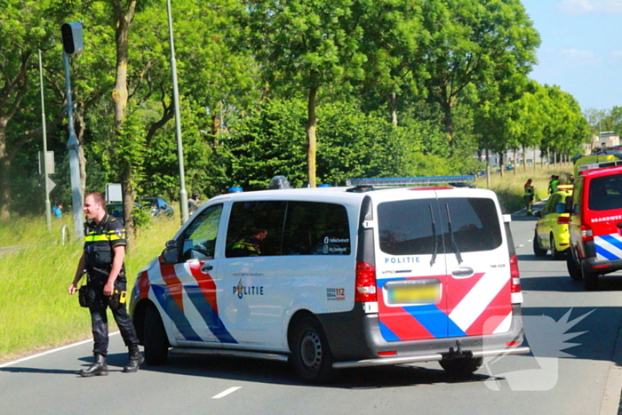 Automobilist van bestelbus klapt op boom, traumateam ingezet