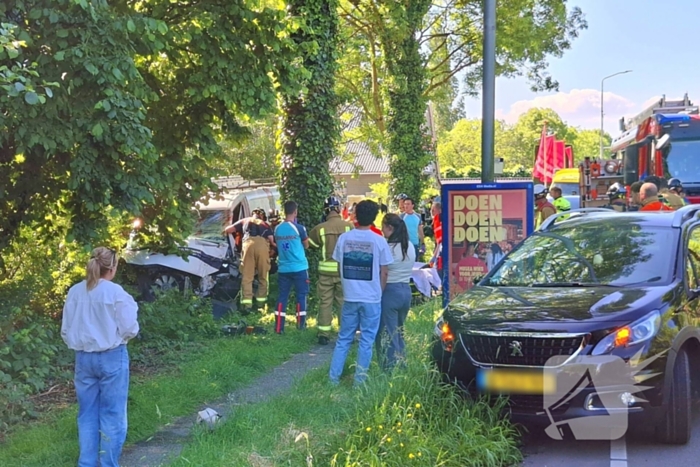Automobilist van bestelbus klapt op boom, traumateam ingezet