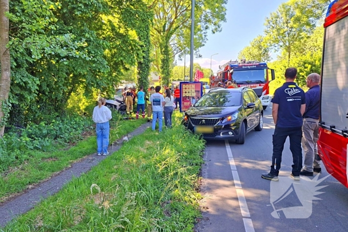 Automobilist van bestelbus klapt op boom, traumateam ingezet