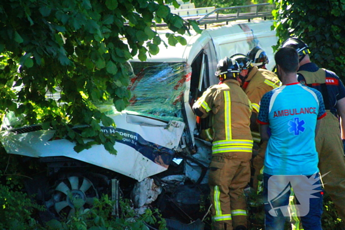 Automobilist van bestelbus klapt op boom, traumateam ingezet