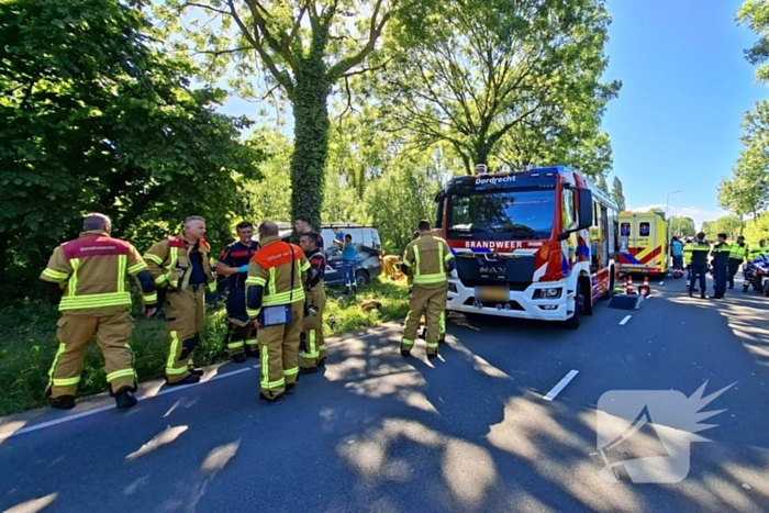Automobilist van bestelbus klapt op boom, traumateam ingezet