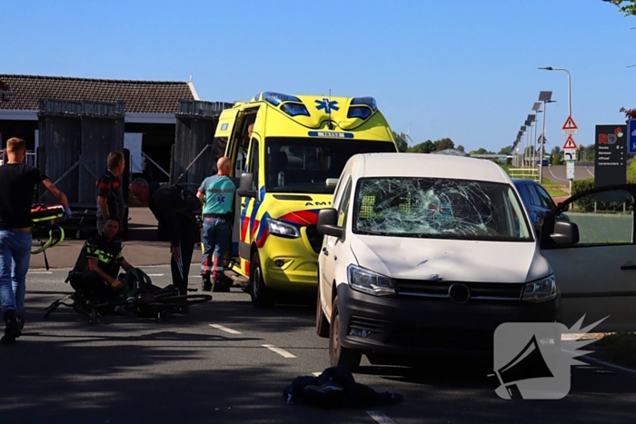 Fietser aangereden door automobilist, traumateam ingezet