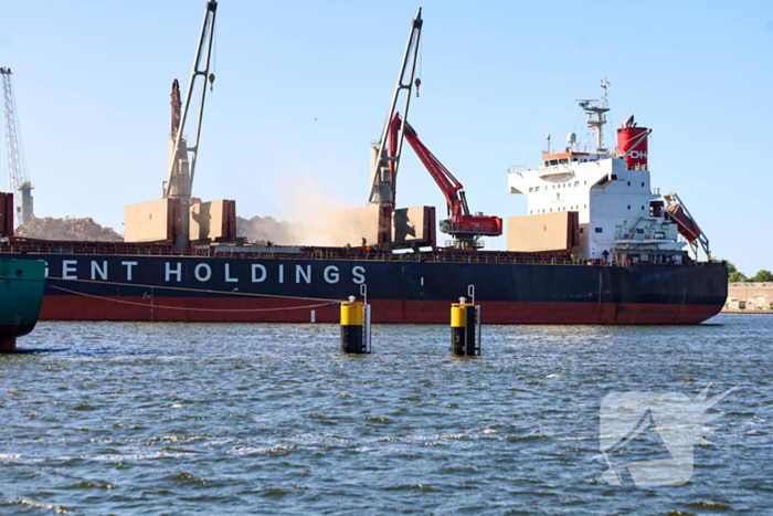 Veel rookontwikkeling bij brand op schip bij recycliingbedrijf