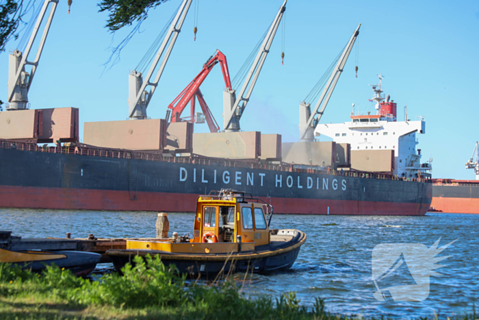 Veel rookontwikkeling bij brand op schip bij recycliingbedrijf