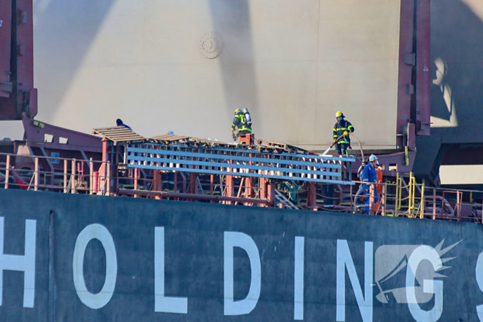 Veel rookontwikkeling bij brand op schip bij recycliingbedrijf