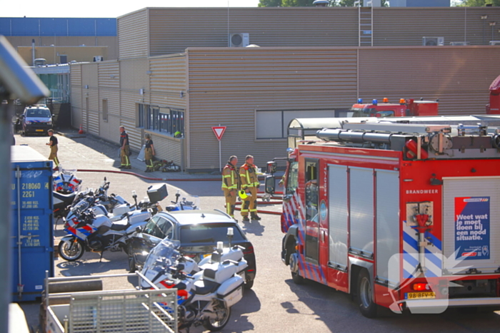 Zeer grote brand in gebouw van politieacademie hulpdiensten schalen op