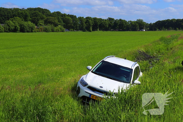 Auto belandt in sloot na ongeluk