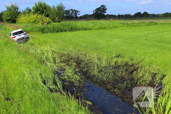 Auto belandt in sloot na ongeluk