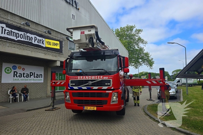 Brandweer doet onderzoek naar brandlucht