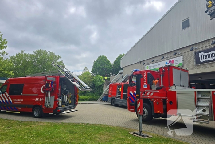 Brandweer doet onderzoek naar brandlucht