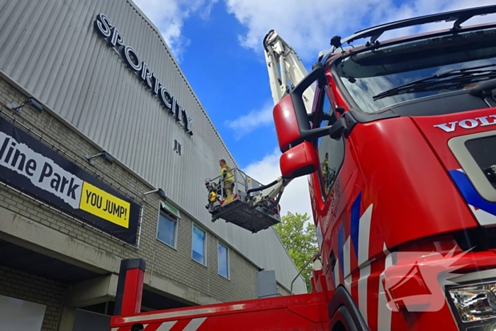 Brandweer doet onderzoek naar brandlucht