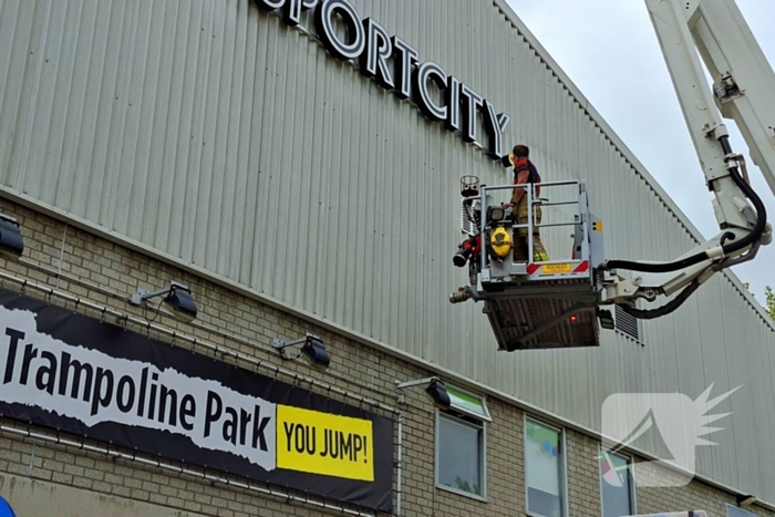 Brandweer doet onderzoek naar brandlucht