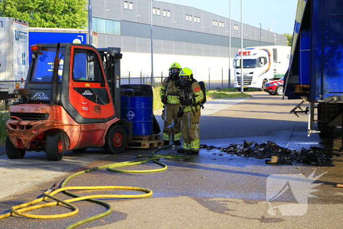 Trailer met accu's vat vlam