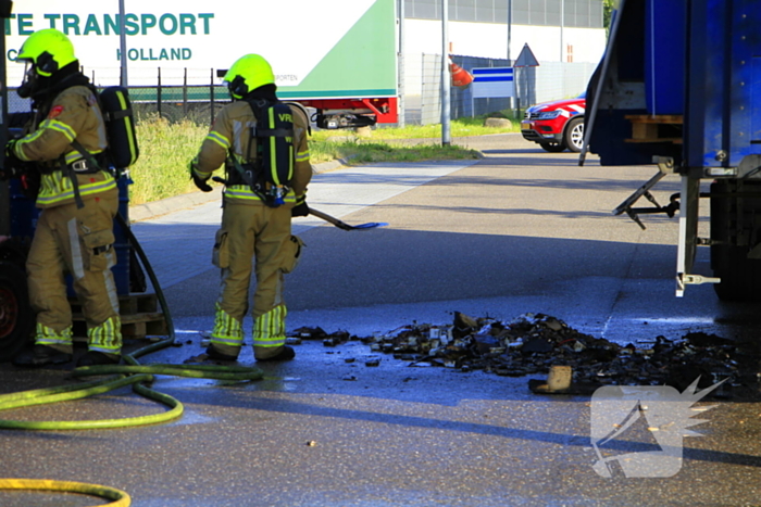 Trailer met accu's vat vlam