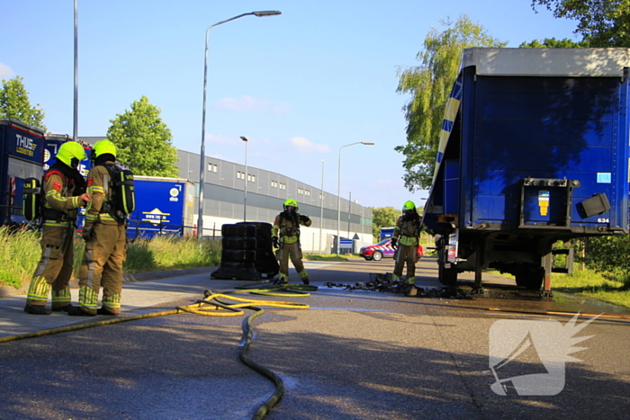 Trailer met accu's vat vlam