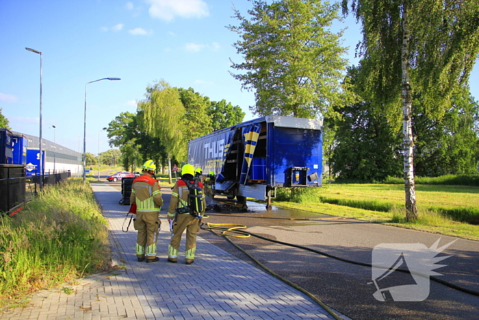 Trailer met accu's vat vlam