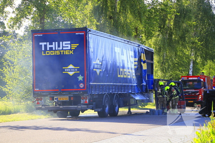 Trailer met accu's vat vlam