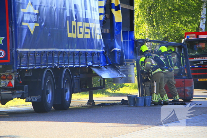 Trailer met accu's vat vlam