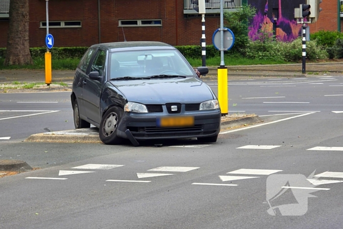 Twee voertuigen fiks beschadigd bij ongeval op kruising