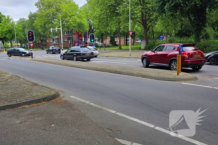 Twee voertuigen fiks beschadigd bij ongeval op kruising
