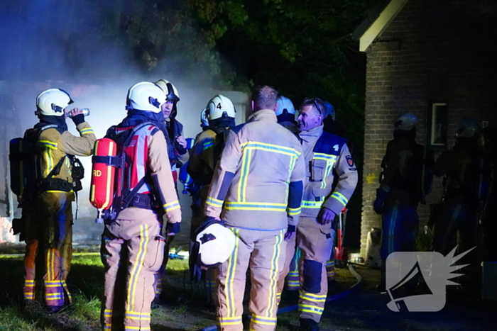 Uitslaande brand verwoest keten