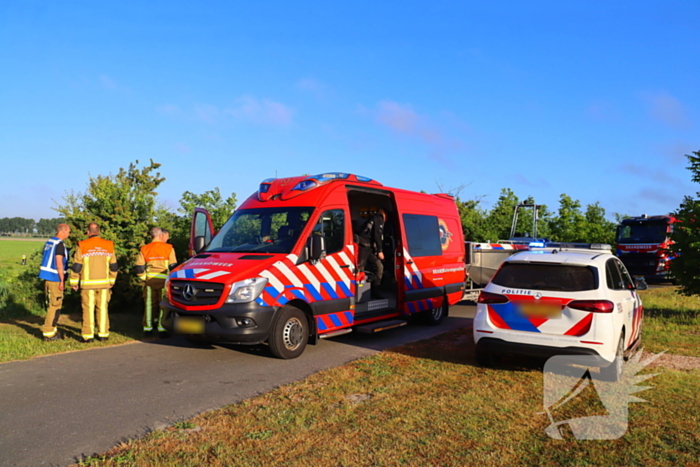 Automobilist gewond nadat voertuig te water raakt