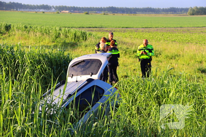 Automobilist gewond nadat voertuig te water raakt