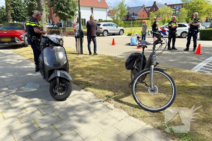 Scooterrijdster gewond na valpartij op kruising