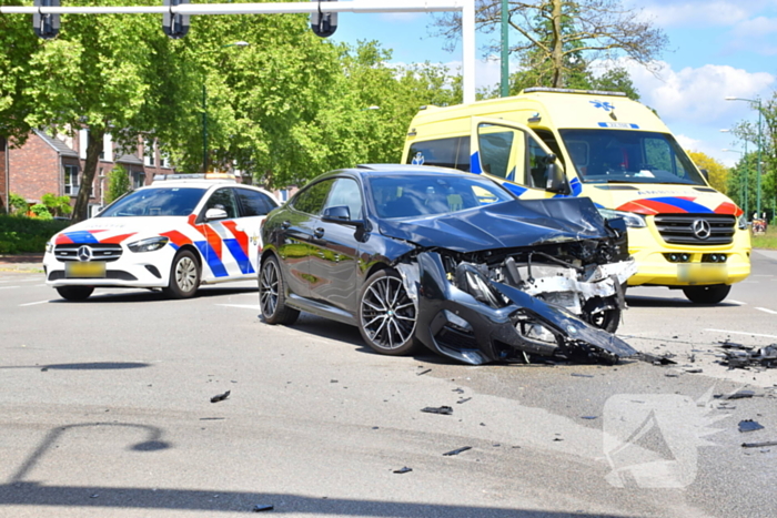 Enorme ravage na ongeval tussen bestelbus en auto